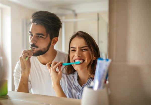 اشتباهات رایجی که هنگام مسواک زدن دندان ها مرتکب می شوید